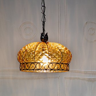 Hngelampe mit groem Schirm aus gewelltem Amberglas