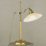 Historische Schreibtischlampe mit verschiedenen Glasschirmen