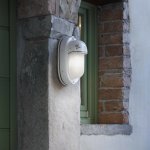 Schmale Vintage-Wandlampe als Wohnraum- und Auenlampe