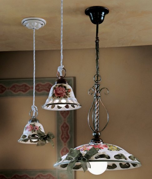 Buerliche Stubenlampe und kleine Pendelleuchten aus der gleichen Serie mit Rosen-Dekor