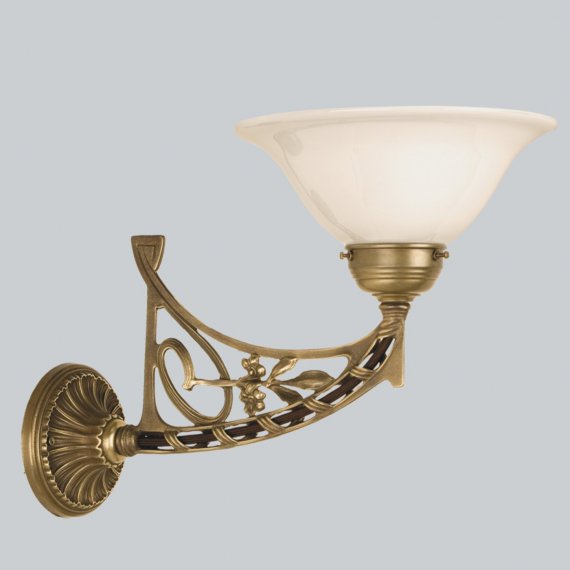 Wandlampe in Berliner Messing mit weiem Opalglas