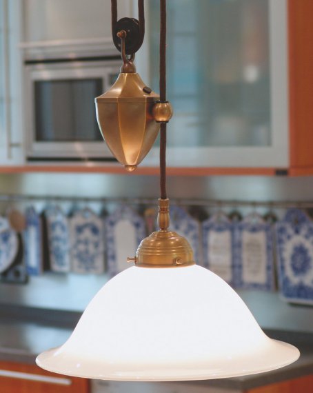 Zuglampe mit Halterung in Berliner Messing und glockenfrmigem Glasschirm
