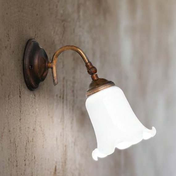 Antike Wandlampe mit weiem Glasschirm