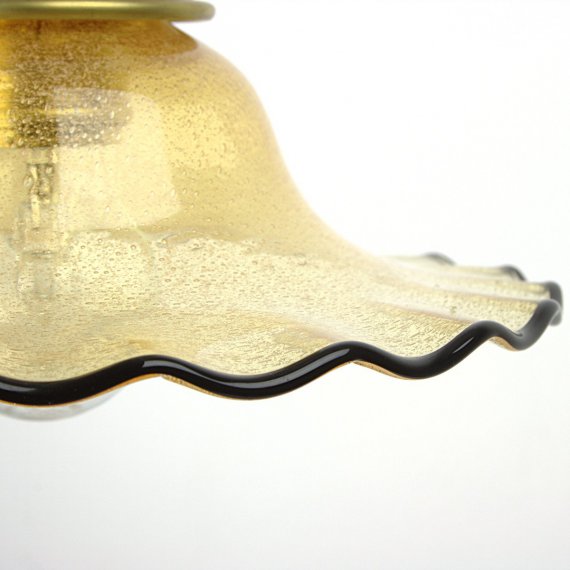 Detail: Amberfarbenes Antik-Glas mit kleinen Luftblschen