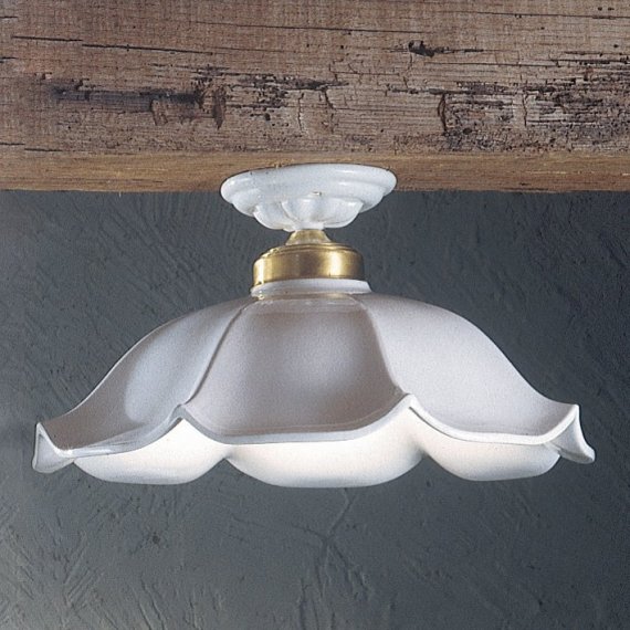 Landhaus-Deckenlampe mit weiem Keramikschirm