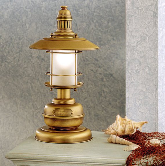 Rustikale Tischlampe in Messing antik matt im Stil einer antiken Schiffslampe