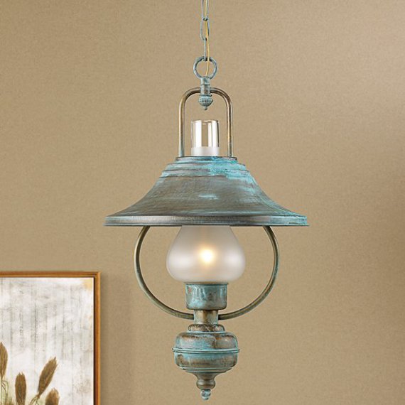 Lampe im Stil einer Petroleumlampe mit mattem Glassturz, Messing antik-grn