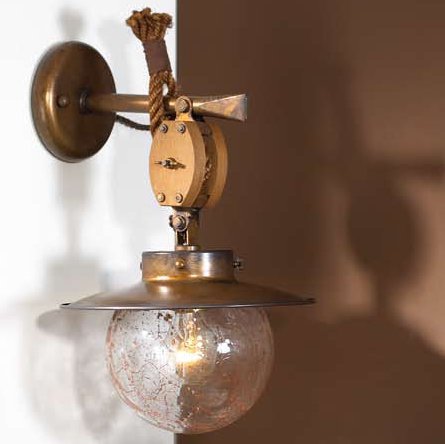 Rustikale Wandlampe im Stil einer Schiffslampe, Halterung in Messing brniert