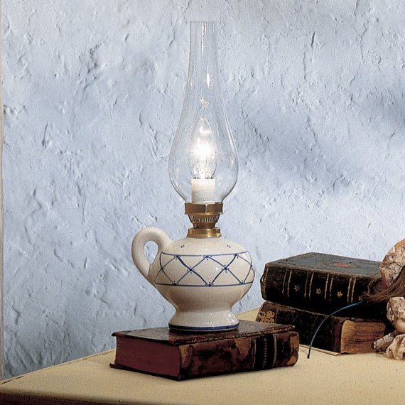 Tischlampe im Stil einer Petroleumlampe, Dekor: Kreuzmuster auf matt weier Keramik