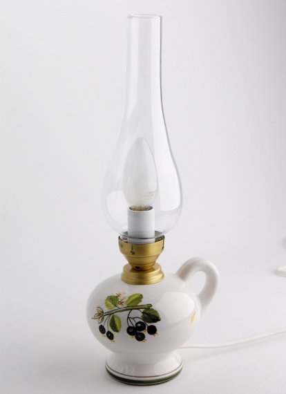 Tischlampe im Stil einer Petroleumlampe, Dekor: Beeren auf wei glnzender Keramik