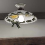 Deckenlampe mit Rosen-Dekor auf dem Keramikschirm