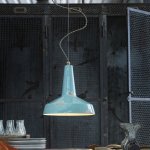 Hngelampe im Industriestil mit azurblauer Vintage-Keramik