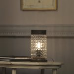 Kleine Nachttischlampe mit Glas-Behang