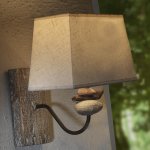 Wandlampe mit Stein- und Holz-Elementen