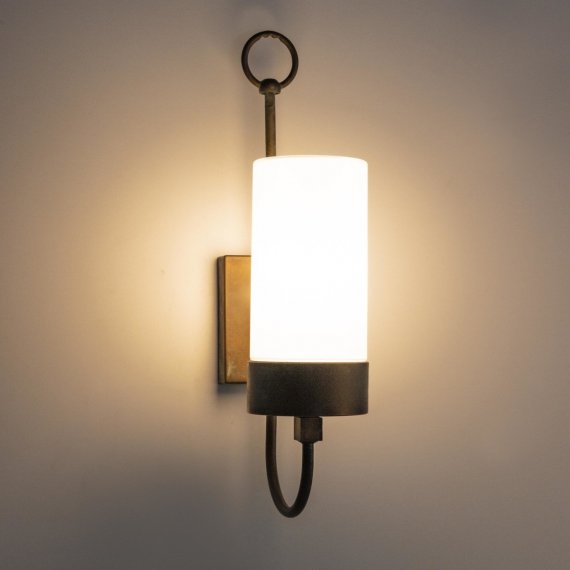 Wandlampe mit weiem Glaszylinder, Messing antik Grnspan, angeschaltet