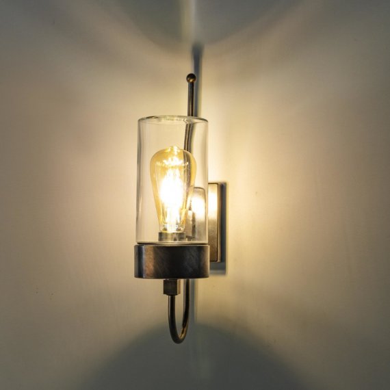 Wandlampe mit klarem Glaszylinder, Nickel antik, Abschluss mit Knopf, angeschaltet