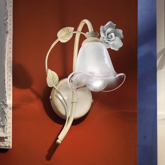 Wandleuchte im Florentiner Stil mit weißer Keramik-Blüte, Ausrichtung SX