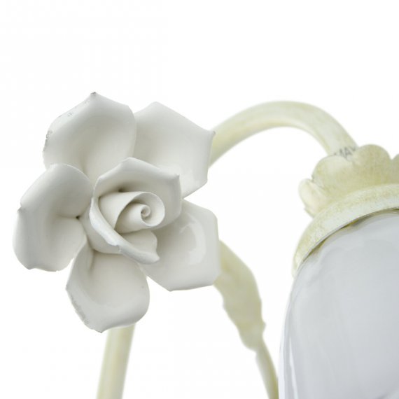 Detail: handgeformte Blüte in weißer Keramik