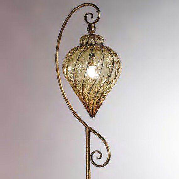 Orientalische Stehleuchte mit gewelltem, amberfarbenem Glasschirm