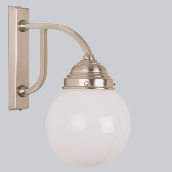 Jugendstil-Wandlampe in Nickel matt mit kugelförmigem Opalglasschirm