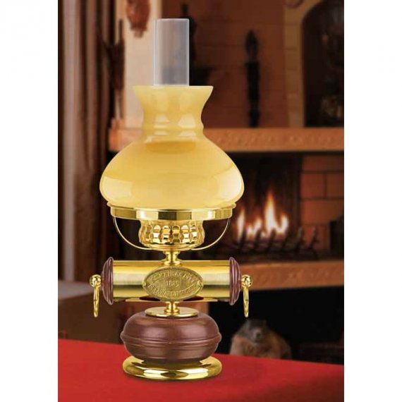 Tischlampe im Petroleumstil in Messing poliert mit Holzelementen in der Halterung und bernsteinfarbenem Glasschirm