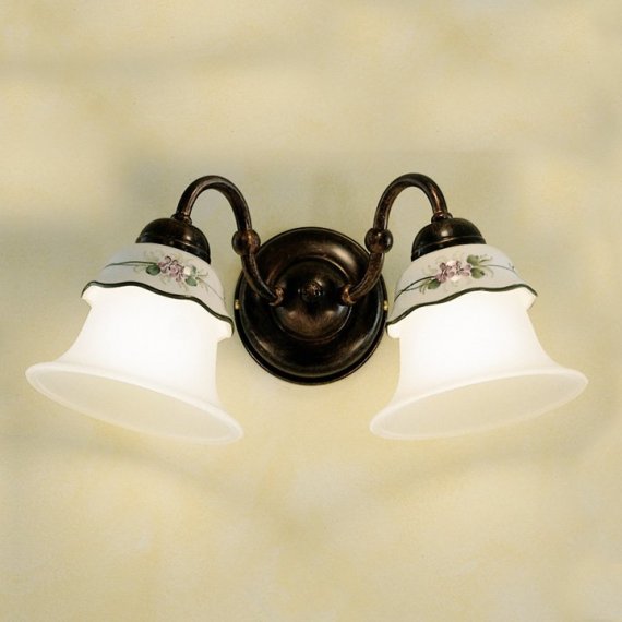 Kleine zweiflammige Landhaus-Wandlampe mit Glasschirmen