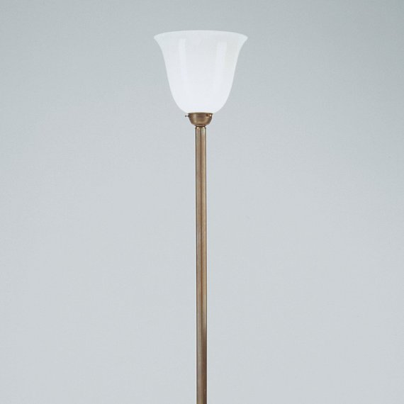 Stehlampe als Deckenfluter in Berliner Messing mit tulpenförmigem Opalglas