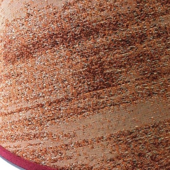 Detail des gemusterten Stoffschirms in Rot