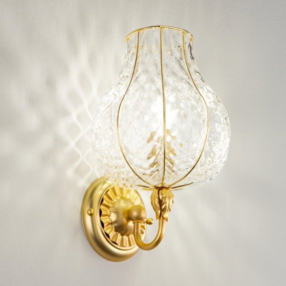 Nostalgische Glas-Wandlampe mit Gold-Halterung
