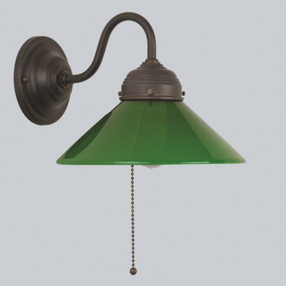 Klassische Wandlampe mit Zugschalter mit grünem Opalglas, Halterung in Messing antik