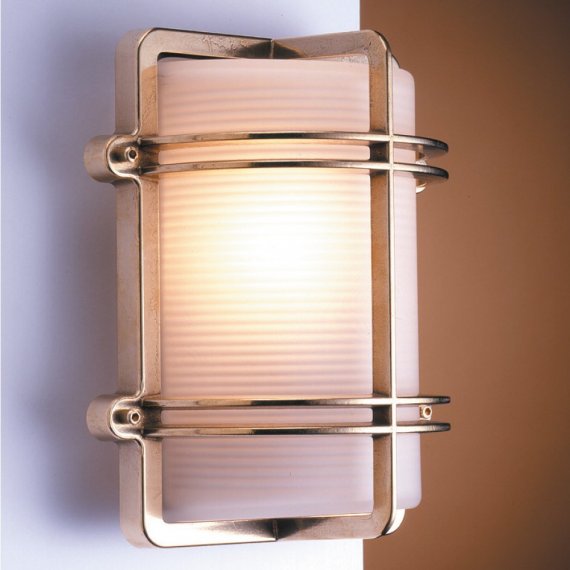Auenlampe in Messing poliert mit mattem Glas und Gitter