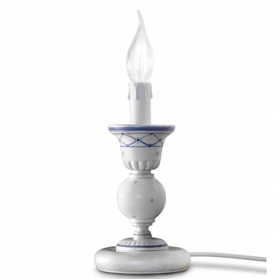 Handbemalte Tischlampe in Form eines Kerzenständers, Dekor Kreuzmuster blau, Metall Weiß silberschattiert