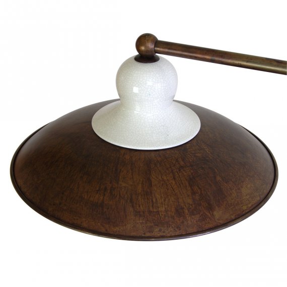 Detail: Messingschirm mit Halter in weiß krakelierter Keramik