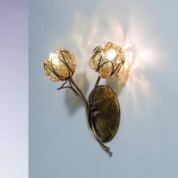 Zweiflammige Wandleuchte mit Blütengläsern in gewelltem, amberfarbenem Muranoglas